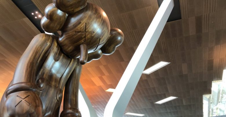 HIA and Qatar Museums unveil ‘Small Lie’ by Kaws <br/> "مطار حمد الدولي" يضيف تحفة جديدة إلى معروضاته الفنية داخل المطار