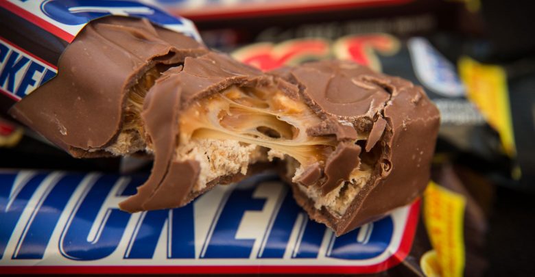 Viral video of Snickers chocolate is ‘rumour’: Ministry <br/> وزارة الصحة توضح حقيقة الفيديو المتداول لـ"شوكولاتة سنيكرز" بوسائل التواصل الاجتماعي
