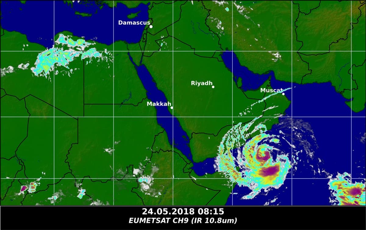 Cyclone Mekunu pounds Yemen island on its path to Oman