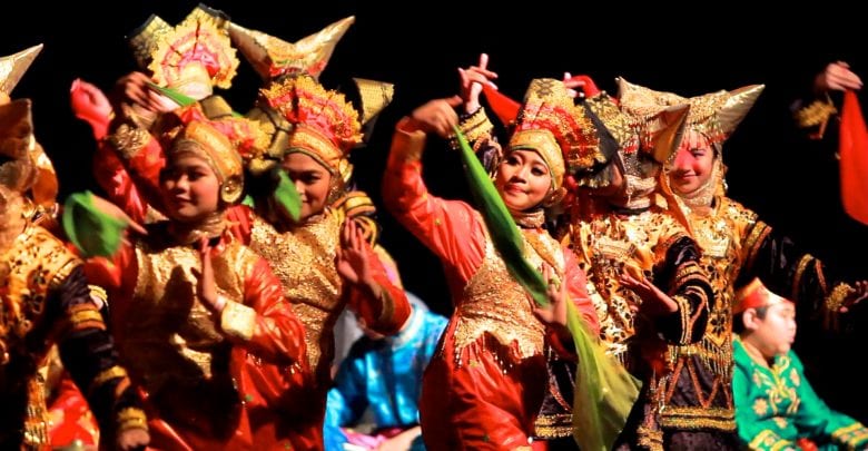 Indonesian cultural team entertains audiences at DEC
