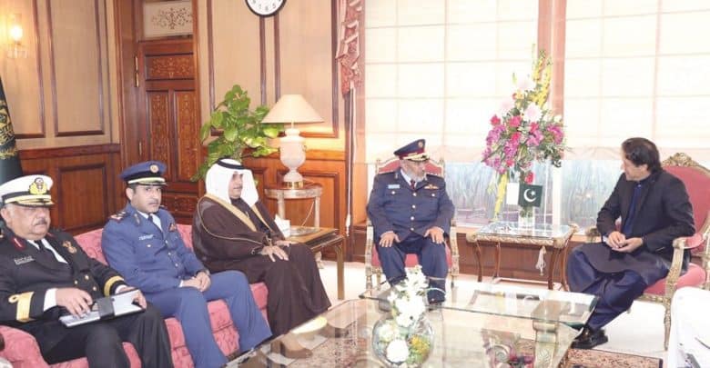 Pakistani PM meets Chief of Staff of Qatar
