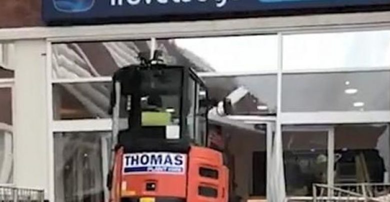 Worker destroys the hotel entrance with excavator, because he was unpaid