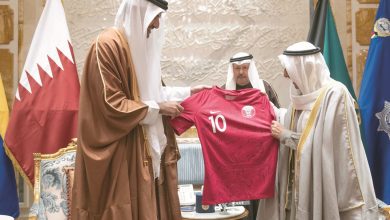 Amir presents Kuwaiti Amir with Qatar team’s jersey