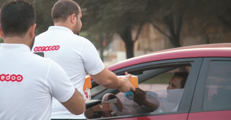 Ooredoo distributes water, dates packages on Corniche
