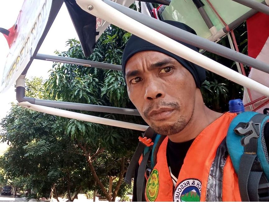 Indonesian man walks 700 km backwards .. For this reason