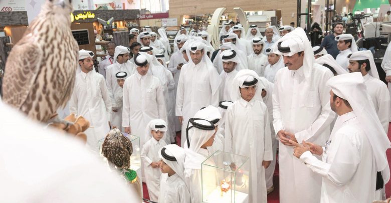 Amir visits Katara falcons exhibition