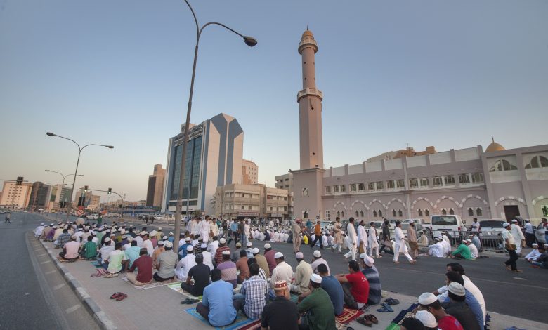 Awqaf preachers: Divine reward for Friday prayer indoors is the same as going to the mosque