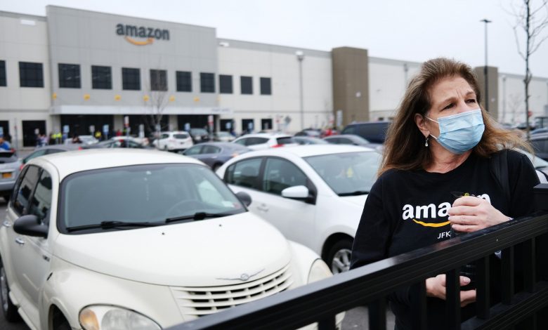 Amazon defies the crisis   and hires 100,000 People Last Month