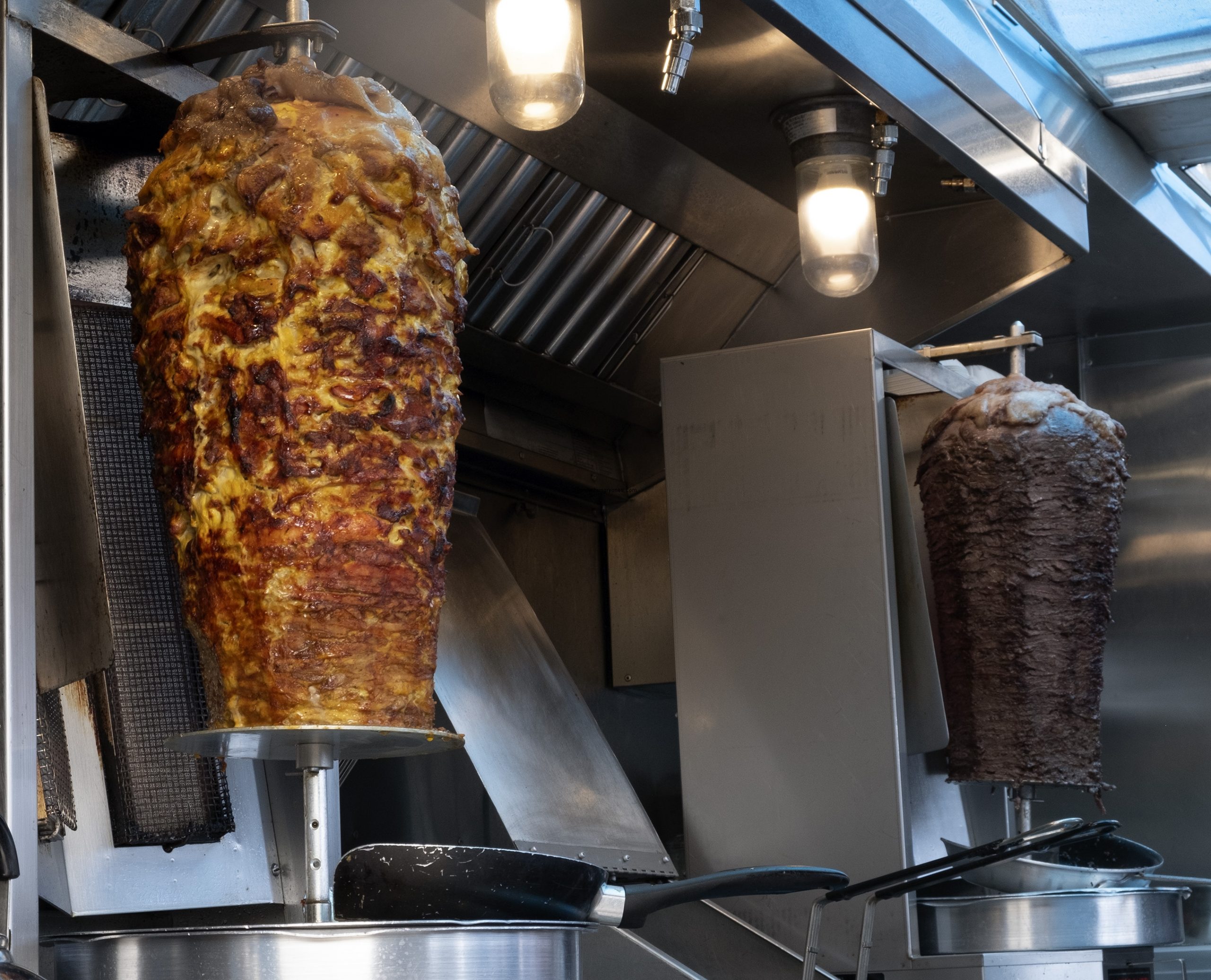 Child dies and 700 people had food poisoning in Jordan after having shawarma