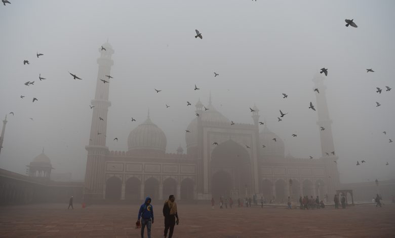 Dense toxic fog suffocates New Delhi
