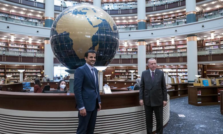 Amir and the Turkish President Visit the Nation's Library of the Presidency