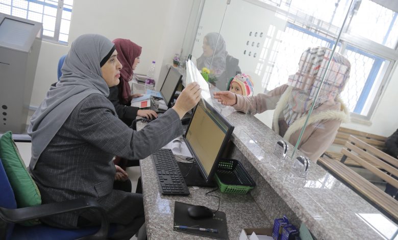 UNRWA Partially Postpones Payment of Salaries of 28,000 Palestinian Employees Due to Lack of Funds