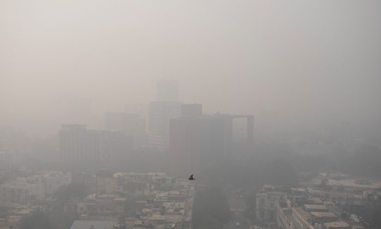Delhi fears the worst amid smog cloud and coronavirus wave