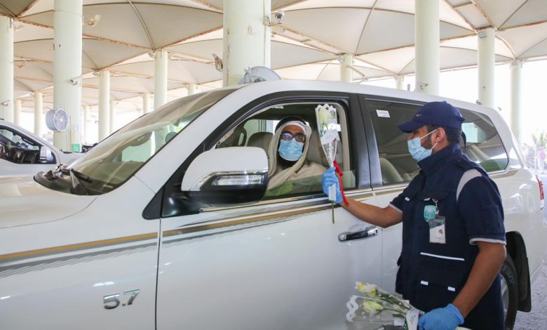 Saudi Customs welcomes arrivals from Qatar with flowers