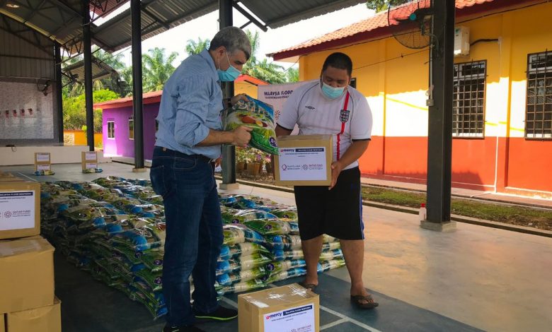 QC deliver urgent aid to flood-hit people in Malaysia