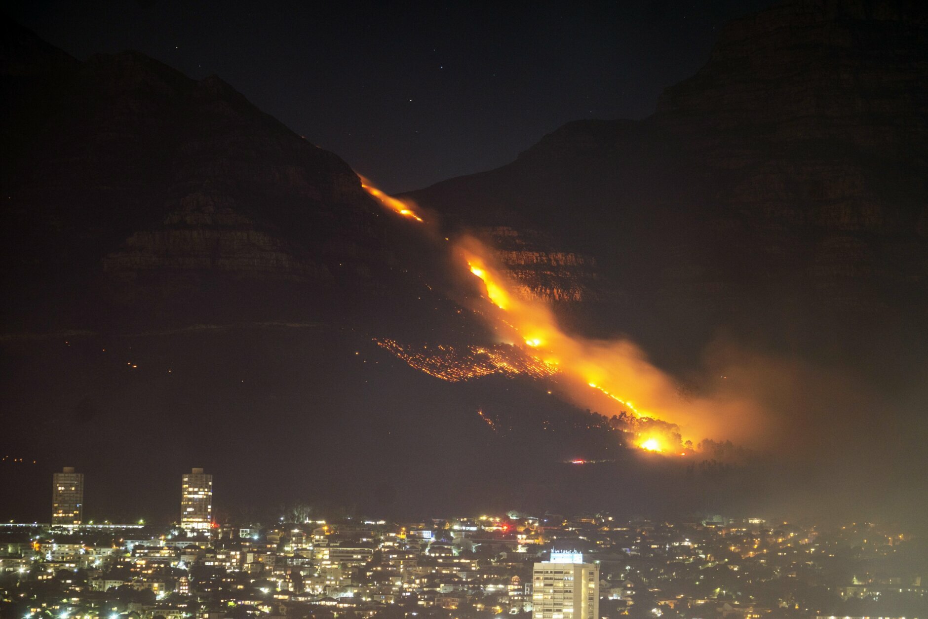 Горели горы. Горящий город в далеке фото. Fire in Capetown. Cape Town on Fire.