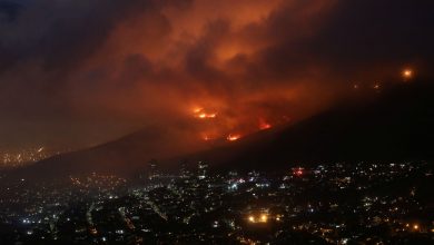 Strong wind hampers efforts to contain Cape Town fire