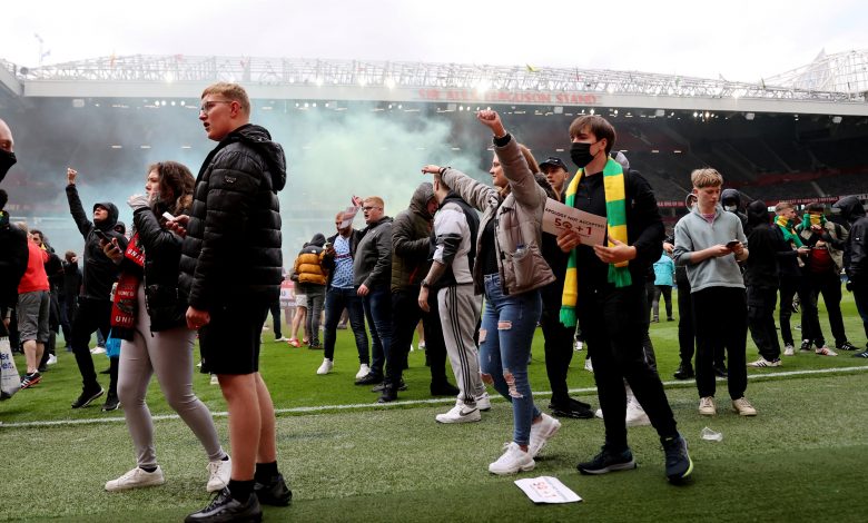 Man United-Liverpool match postponed after fans storm pitch