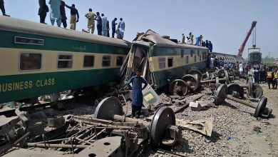 2 trains collide in southern Pakistan, killing 30