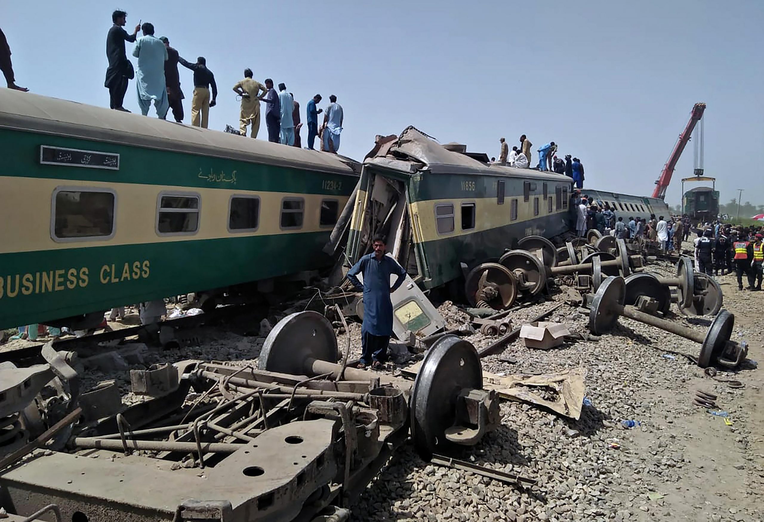 2 trains collide in southern Pakistan, killing 30