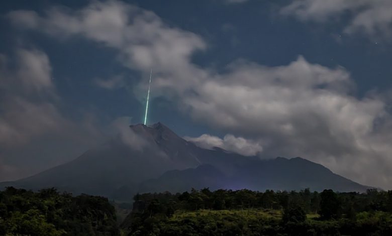Strange green light detected over Mount Merabi during its eruption