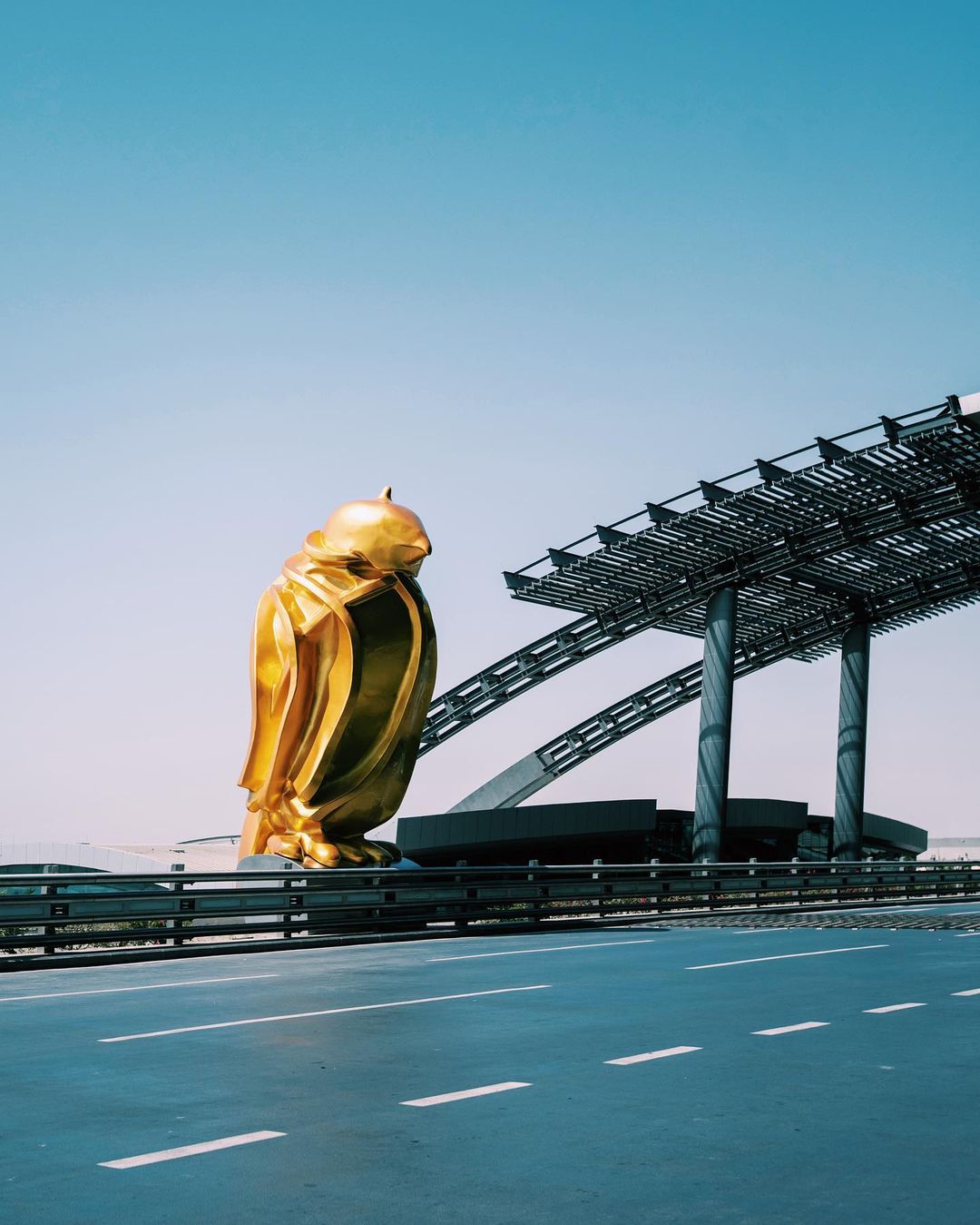 "Falcon" gold sculpture to bid farewell to visitors to HIA