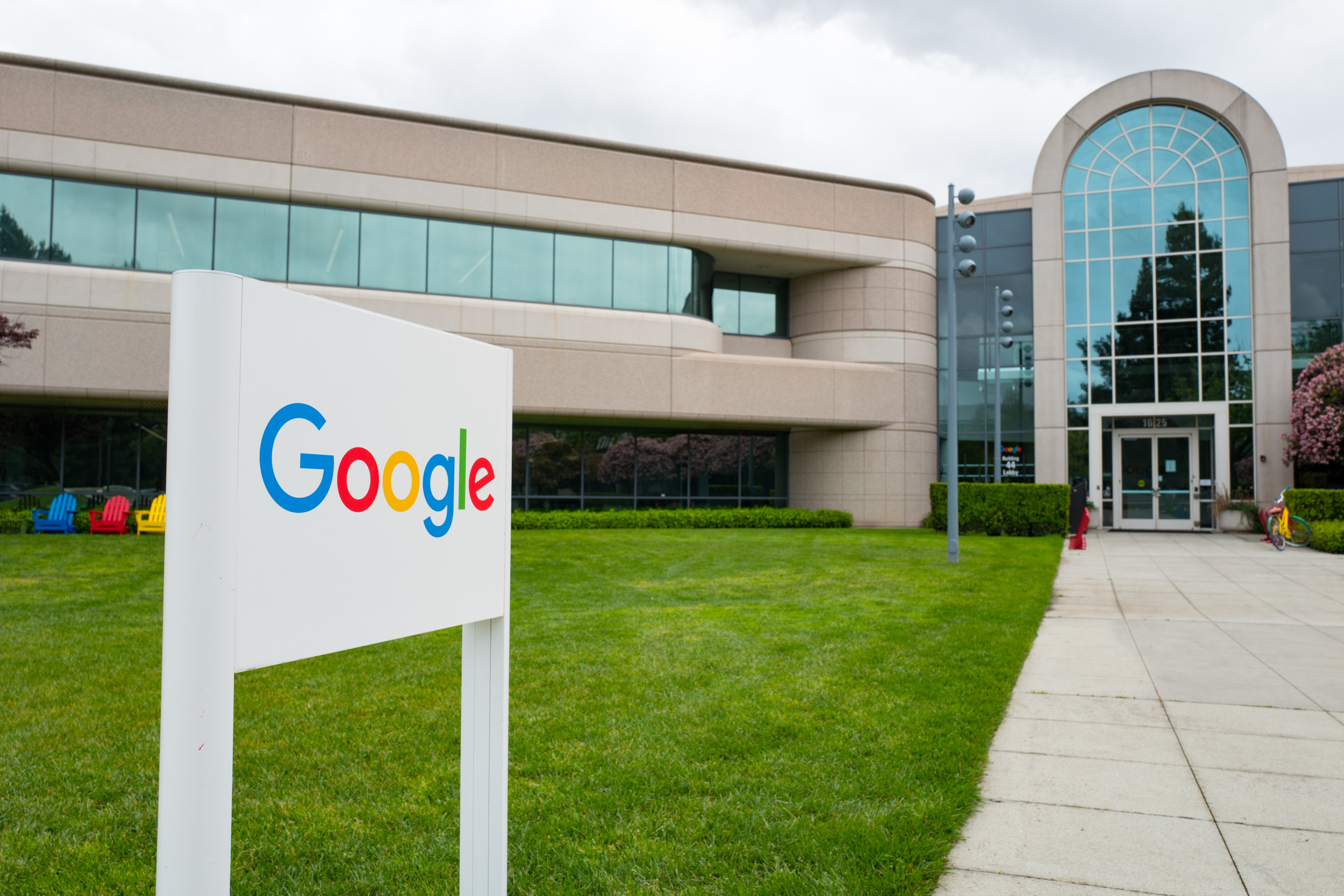 Google delays workers' return to office, mandates vaccines