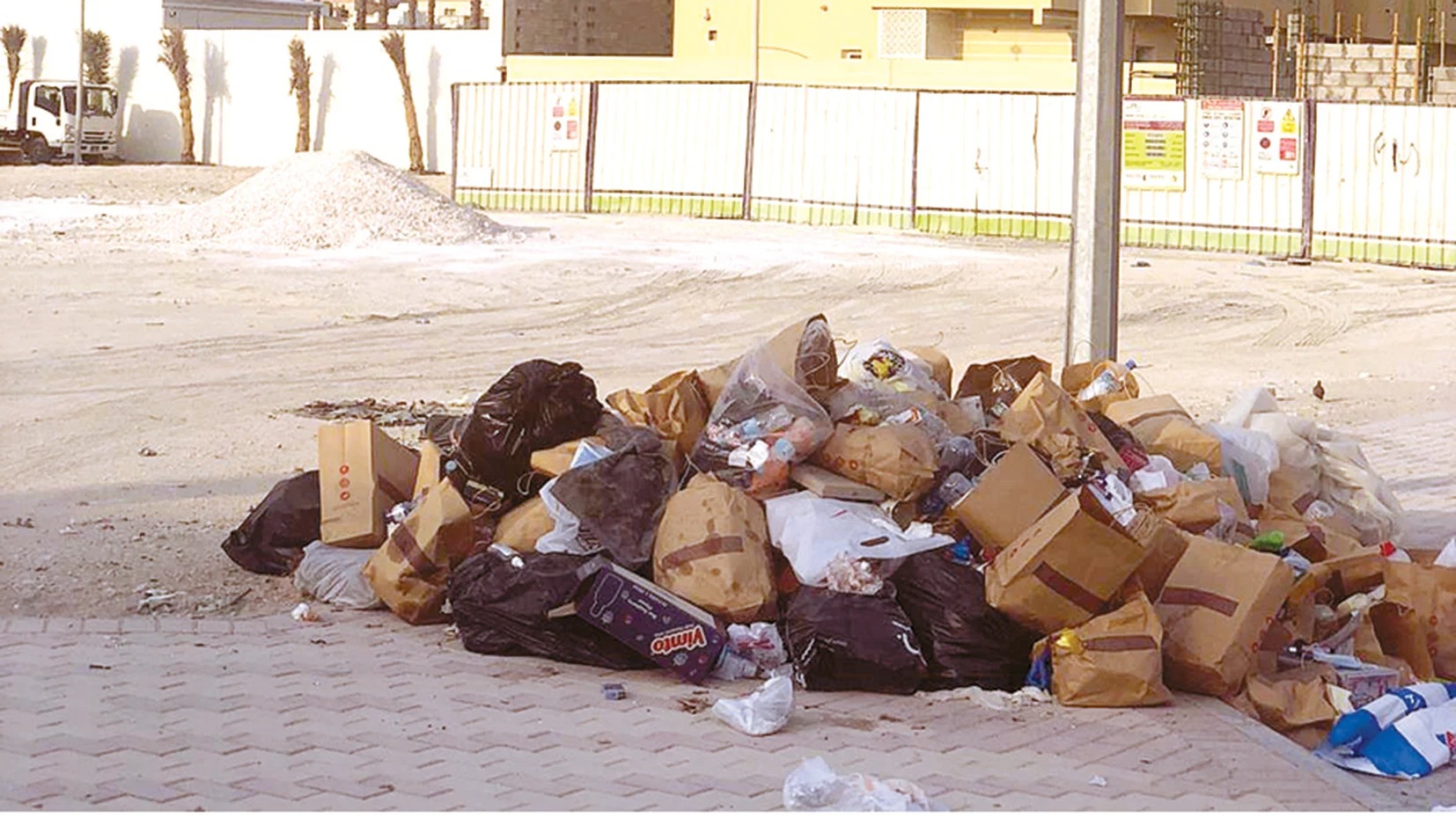 A street in «Al Ebb» area with no garbage containers