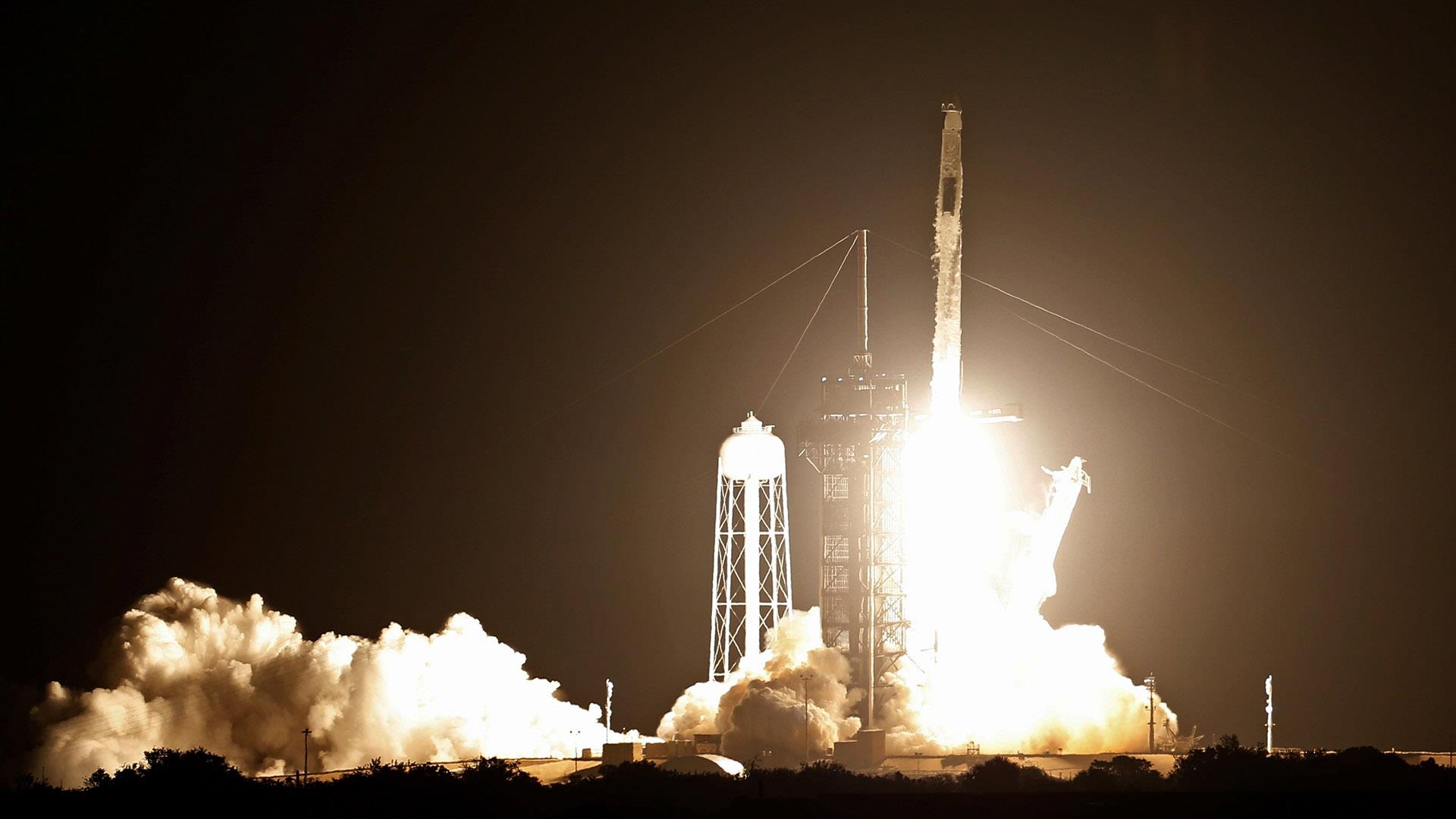 SpaceX Launches Dragon Cargo Capsule to Space Station