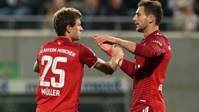 Ten-man Bayern cruise past Fuerth to open up three-point lead