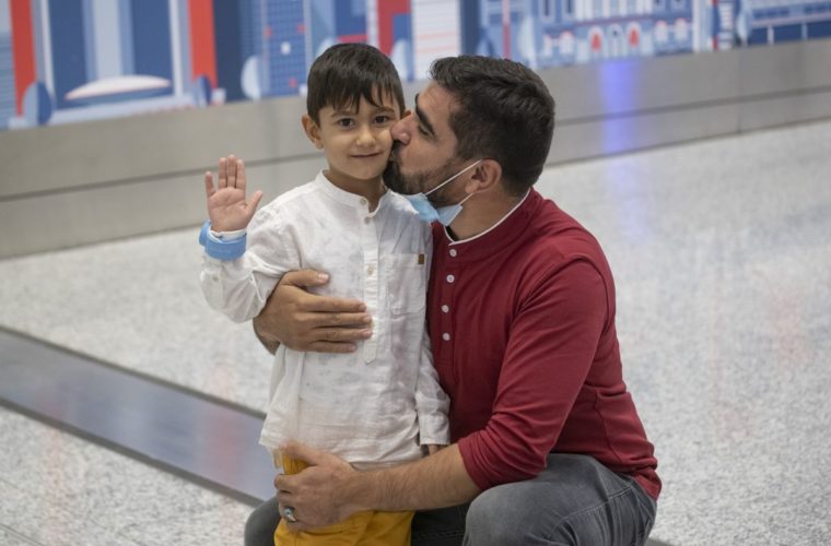Qatar succeeds in reuniting an Afghan child with his father in Canada