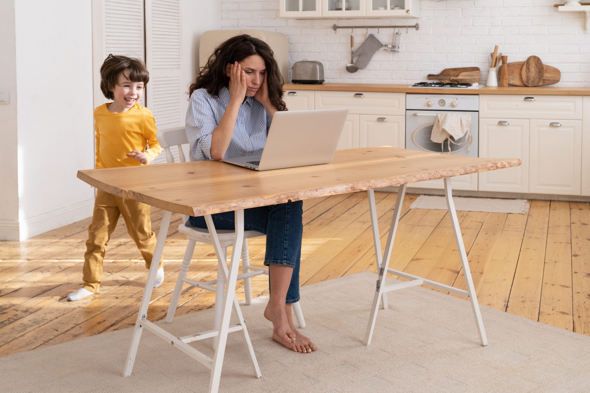 Distance learning is a nightmare for working mothers