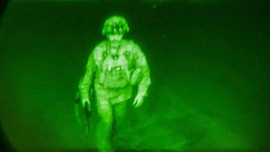 Leaving Afghanistan, U.S. general's ghostly image books place in history