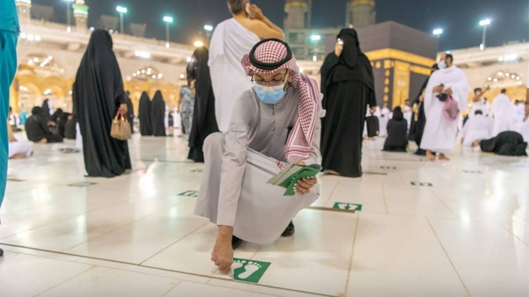 Social Distancing Stickers Removed from All Over Grand Mosque in Makkah
