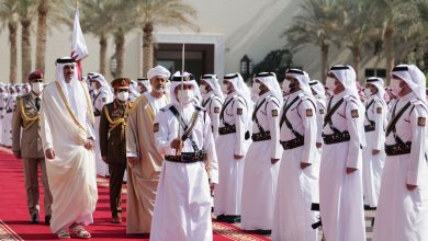 HH the Amir Leads Well-Wishers to Welcome Sultan of Oman