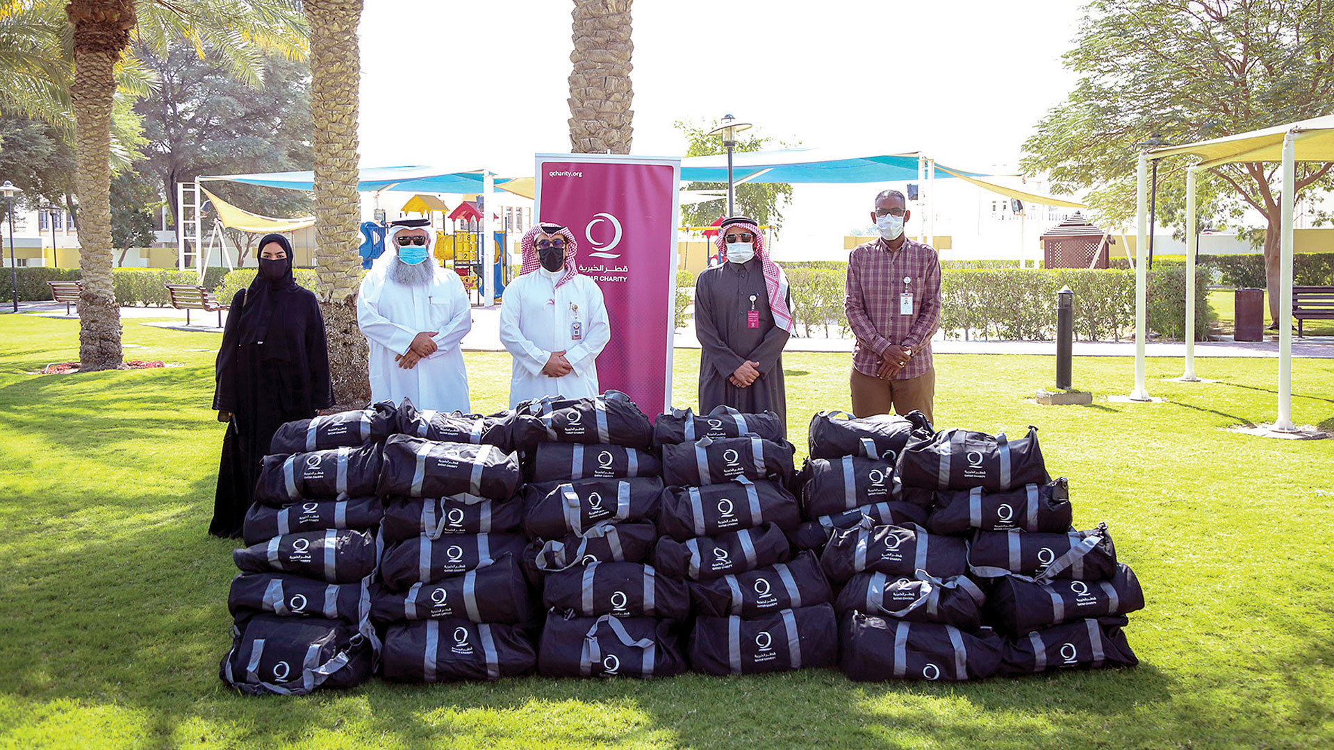 Workers receive 500 winter bags from Qatar Charity