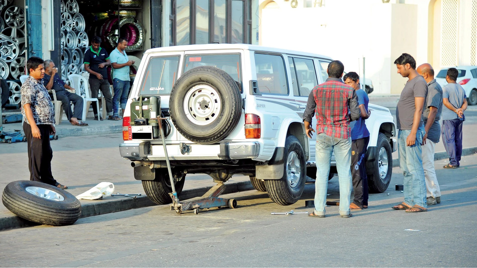 Municipality prohibits car maintenance outside workshops .. QAR25,000 fine for violators