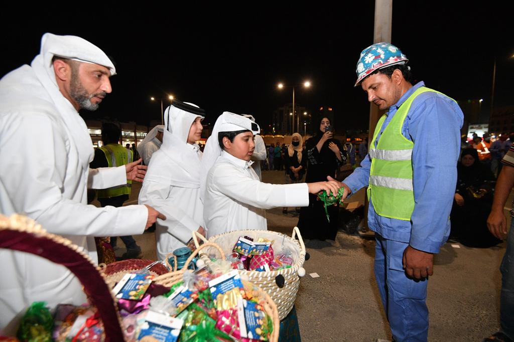 The little volunteer team distributes Garangao bags to 400 workers in "Ashghal"