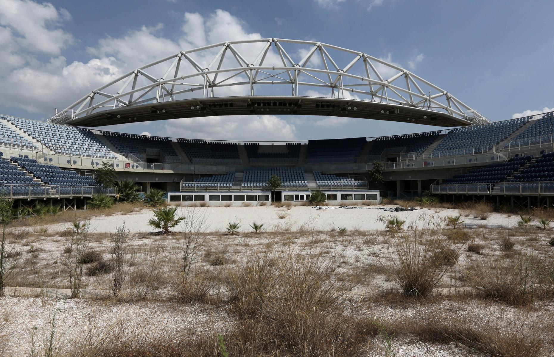 Why is Qatar dismantling some of its stadiums? What are white elephants?