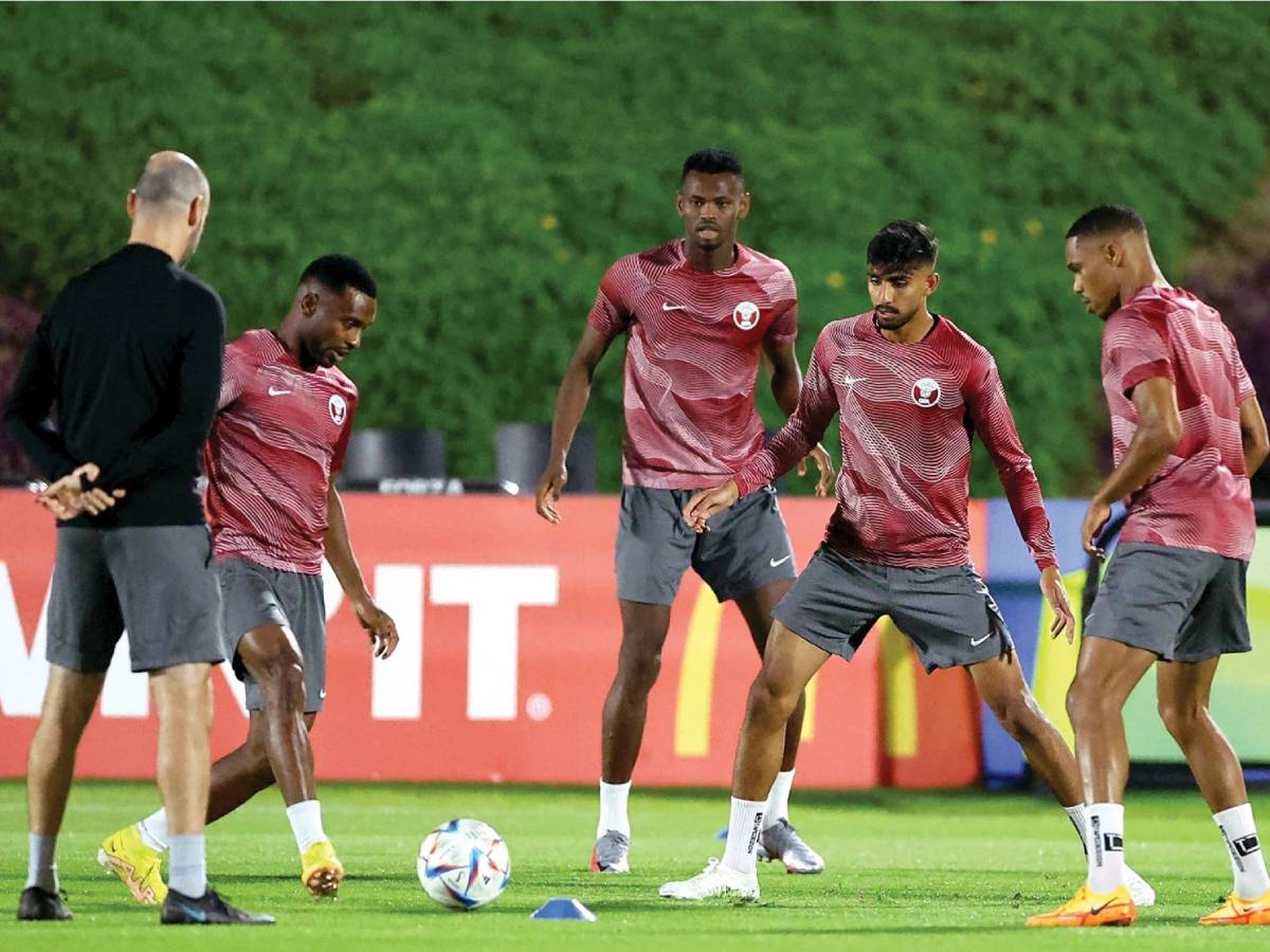 Qatar's National Team Intensifies its Preparations before Traveling to Basra