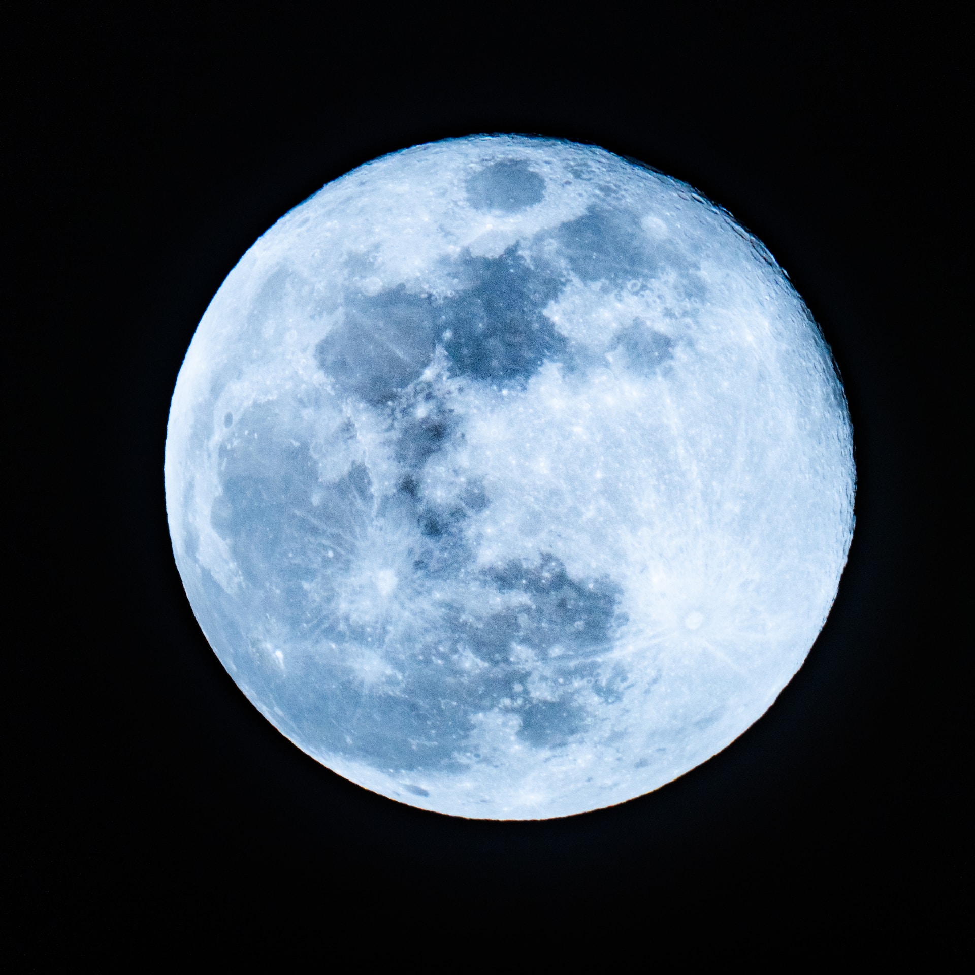 Enchanting Moment: Giant Blue Moon Illuminates Qatar's Sky on Wednesday